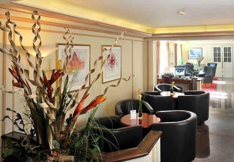 Courtyard By Marriott Airport Hotel